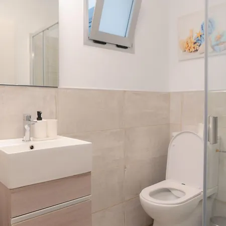 Modern With Wifi And Ac Apartment *